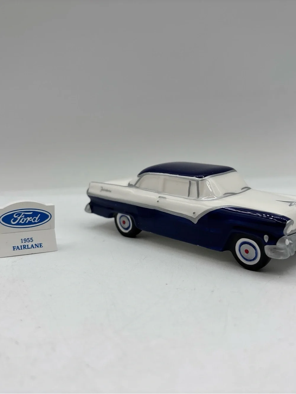 Department 56 1998 Vintage Original Snow Village 1955 Ford Fairlane 56.54950 EUC